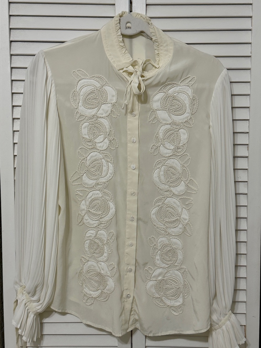 “Agustina”H16F236 blouse Anne Fontaine Paris Button Down 3D flowers silk